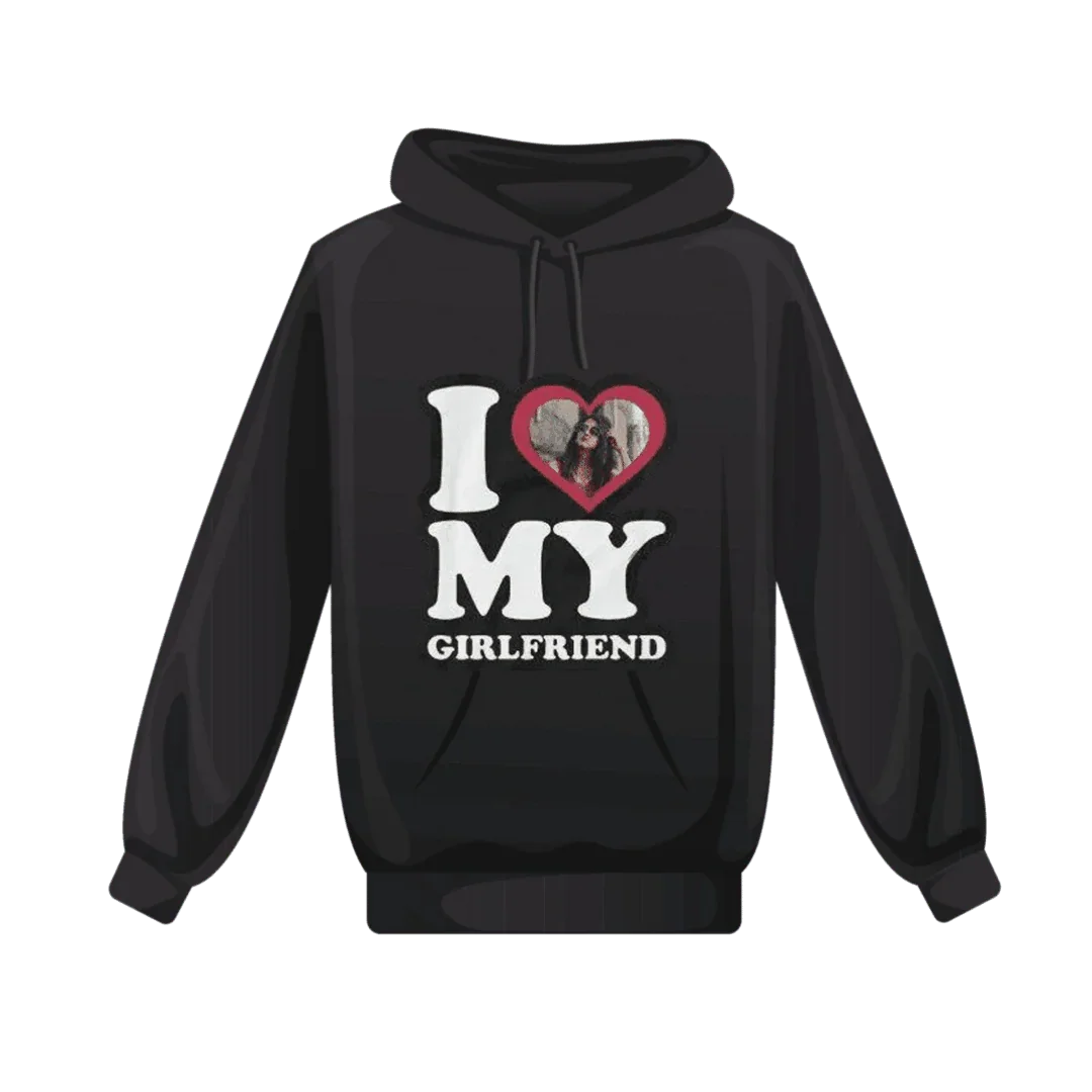 Czarny bluza z napisem I ❤️ MY GIRLFRIEND i personalizowanym zdjęciem w sercu, idealny prezent dla ukochanej