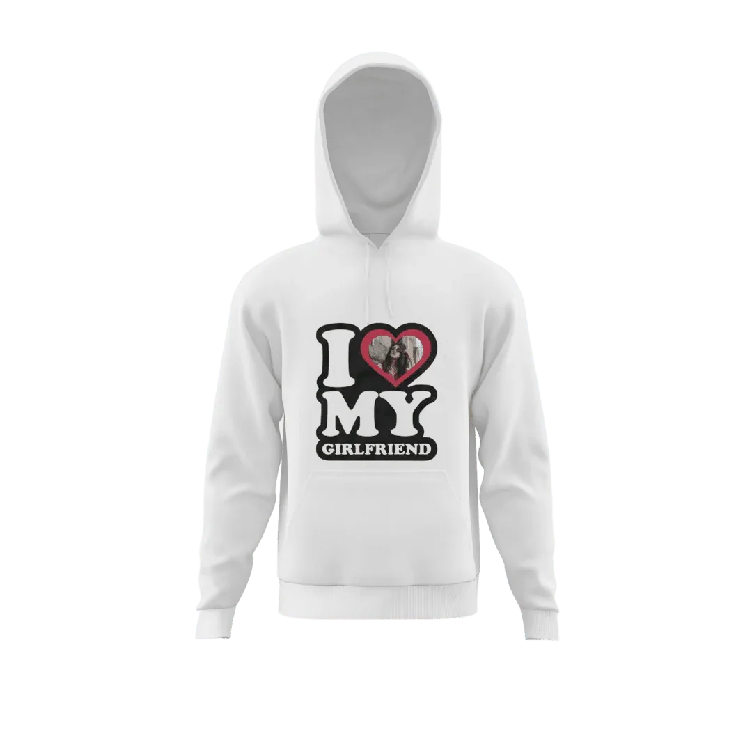 Biały bluza z kapturem z napisem 'I ❤️ MY GIRLFRIEND' i personalizowanym zdjęciem w sercu, idealny prezent dla ukochanej.