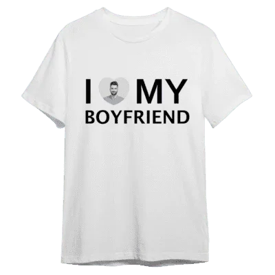 Biała koszulka z napisem 'I ❤️ MY BOYFRIEND' i zdjęciem w sercu – idealny personalizowany prezent dla chłopaka