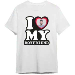 Biała koszulka z napisem I ❤️ MY BOYFRIEND i zdjęciem w sercu – idealny personalizowany prezent dla ukochanego