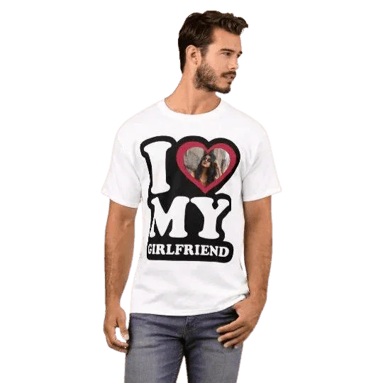 Biały t-shirt z napisem 'I ❤️ MY GIRLFRIEND' i personalizowanym zdjęciem w sercu – idealny prezent dla ukochanej.
