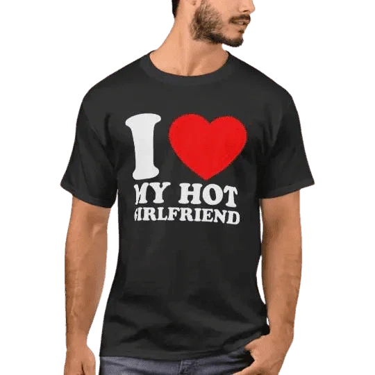 Czarny t-shirt z napisem 'I ❤️ MY HOT GIRLFRIEND' – idealny personalizowany prezent dla ukochanej