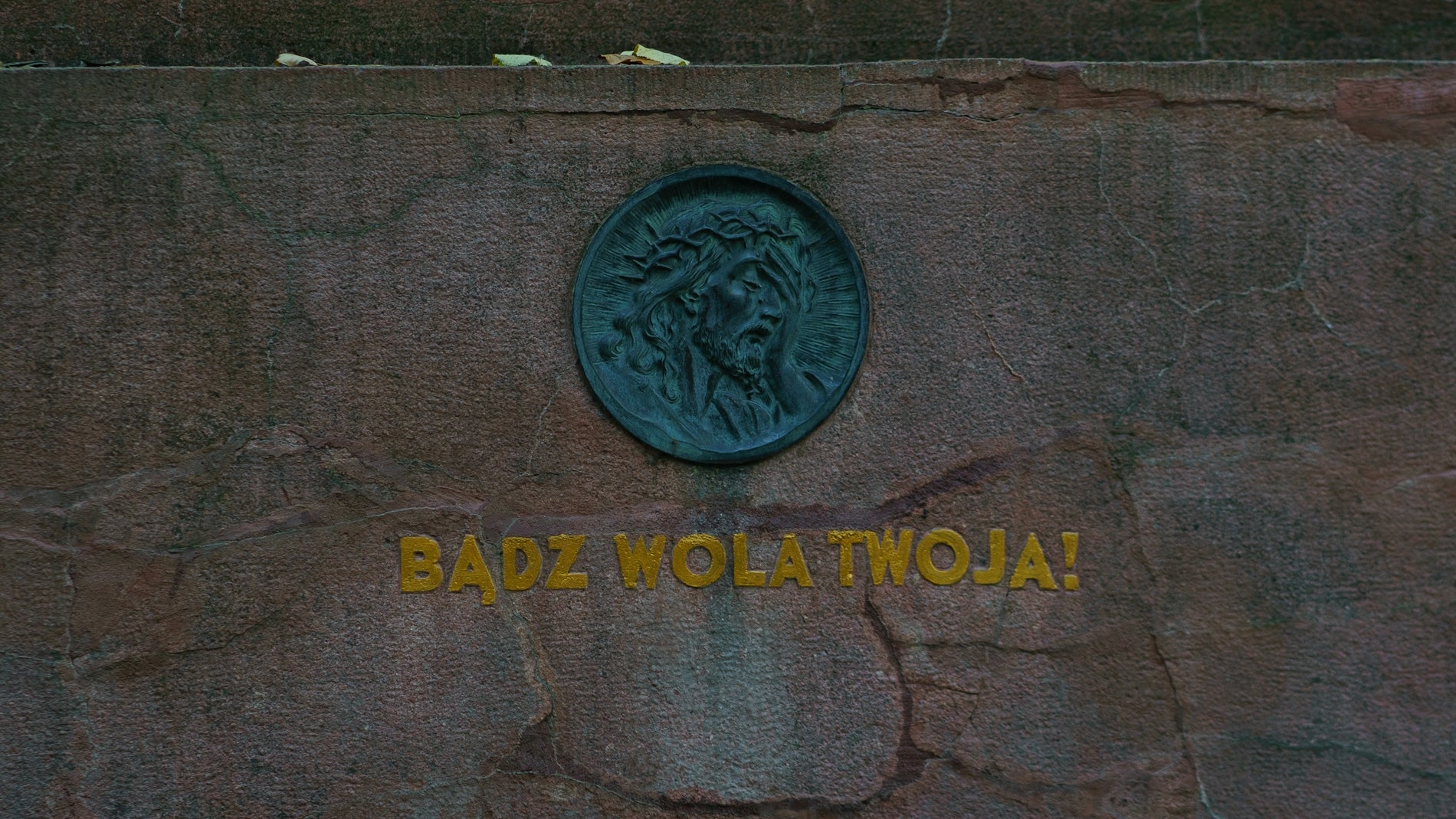 a plaque on the side of a building that says badz wolatnoja