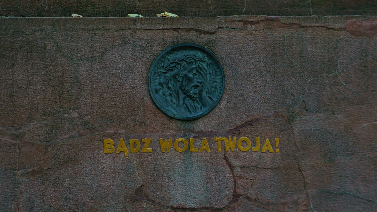 a plaque on the side of a building that says badz wolatnoja